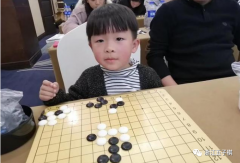 5岁孩子亮眼智博会五子棋比赛